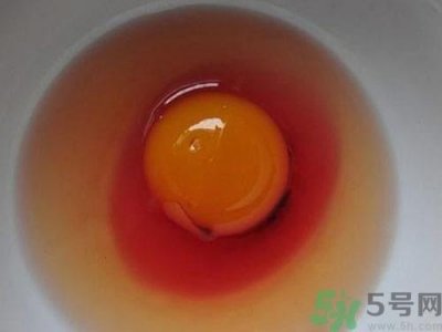​鸡蛋清是红色的能吃吗